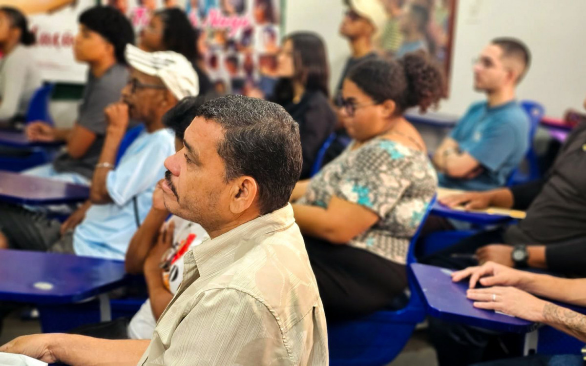 A equipe da Secretaria Municipal de Trabalho mostraram a importância de estar com as informações e telefones de contato atualizados no currículo