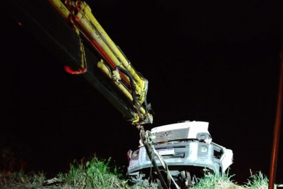 Caminhão fica pendurado em ribanceira na estrada que liga Petrópolis a Teresópolis