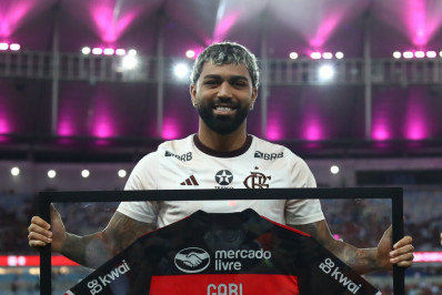 Gabigol recebe homenagem pela marca de 300 jogos com o Flamengo