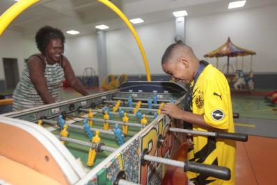 Emocionada, mãe de menino que teve braço reimplantado fala em milagre: 'Nossa vida foi devolvida'