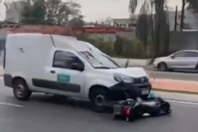 Vídeo: Equipe da Light derruba e arrasta moto roubada em Mesquita; criminoso foi preso em flagrante