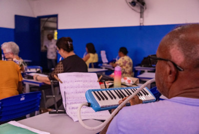 Alunos da terceira idade têm aulas de musicalização em Nilópolis