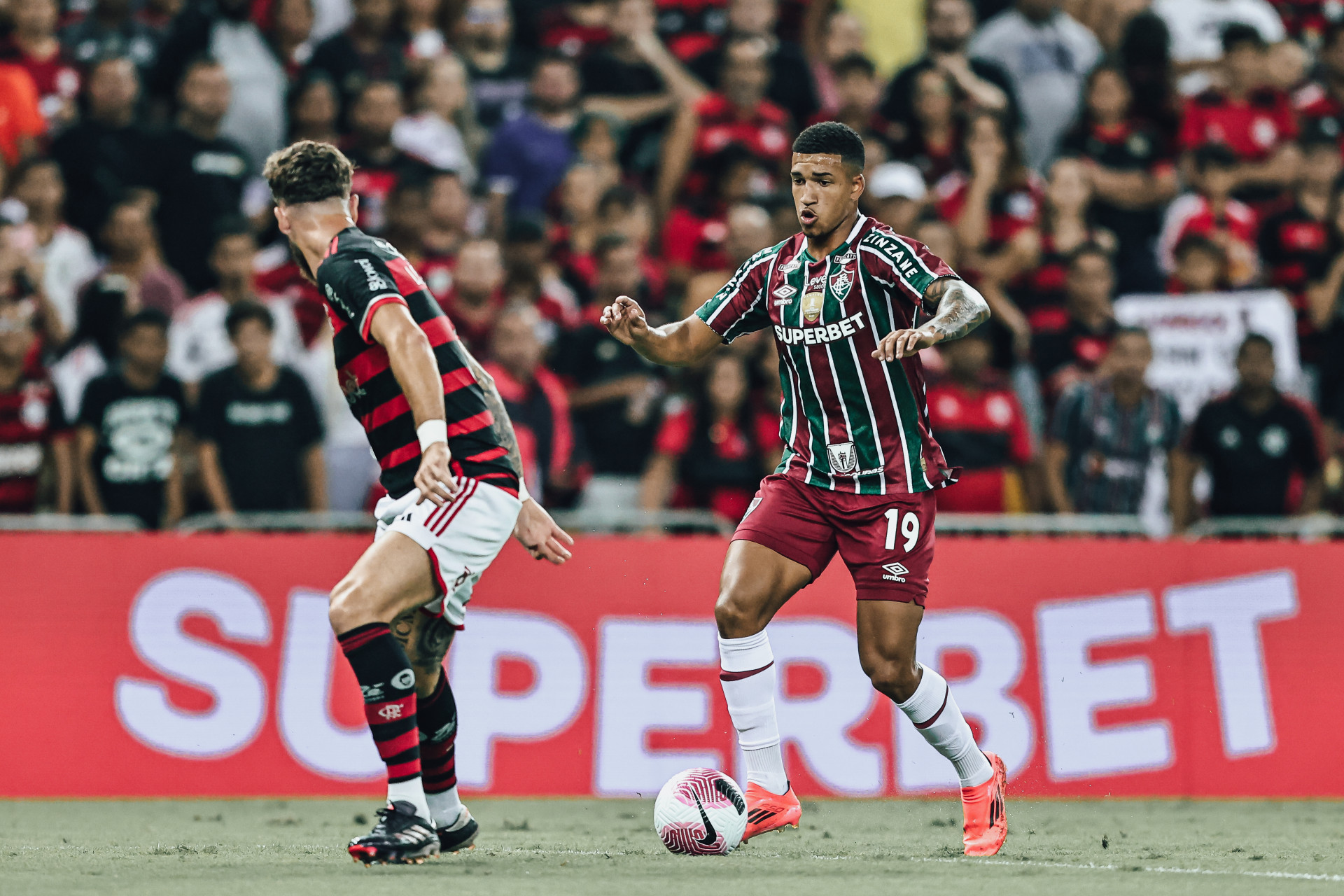 Kau&atilde; Elias encara a marca&ccedil;&atilde;o de L&eacute;o Pereira no Fla-Flu - Lucas Mer&ccedil;on/Fluminense FC