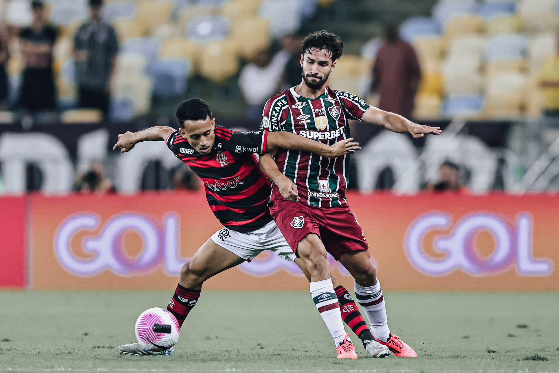 Matheus Gon&ccedil;alves, &agrave; direita, e Martinelli, &agrave; esquerda, no Fla-Flu - Lucas Mer&ccedil;on/Fluminense FC