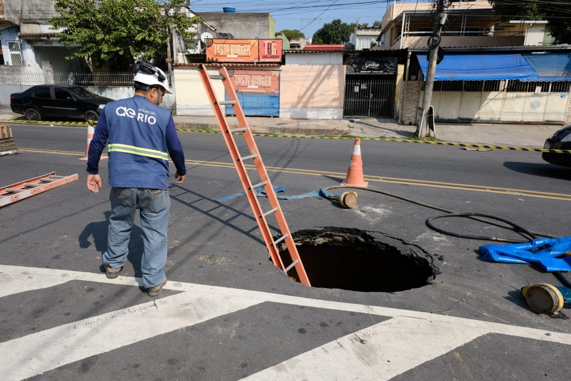 Equipes da Águas do Rio trabalham no reparo de um vazamento em tubulação em Anchieta - Pedro Teixeira/ Agência O Dia