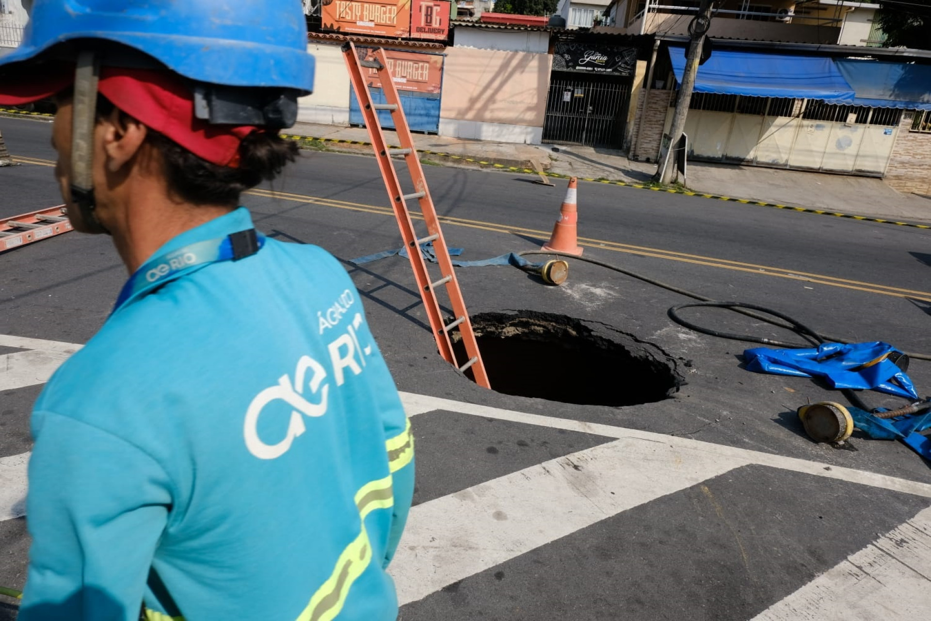 Equipes da Águas do Rio trabalham no reparo de um vazamento em tubulação em Anchieta - Pedro Teixeira/ Agência O Dia