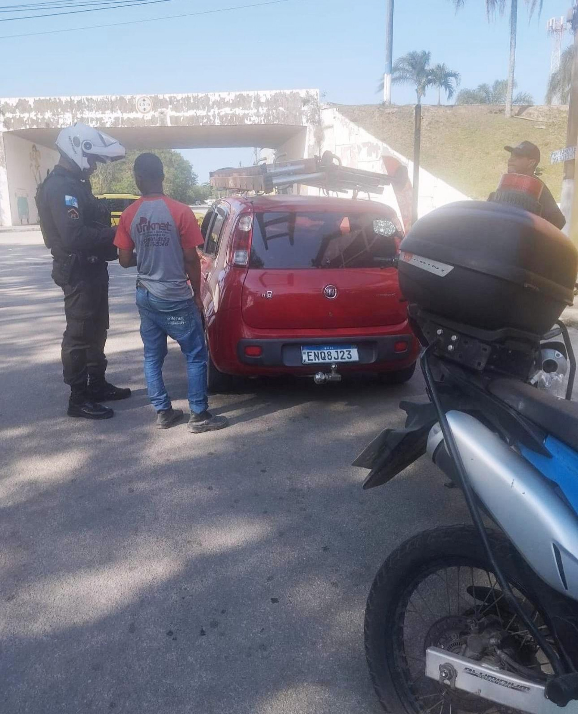 Polícia Militar apreende veículo com equipamentos de instalação de internet clandestina em Rio das Ostras; ocupantes responderão em liberdade