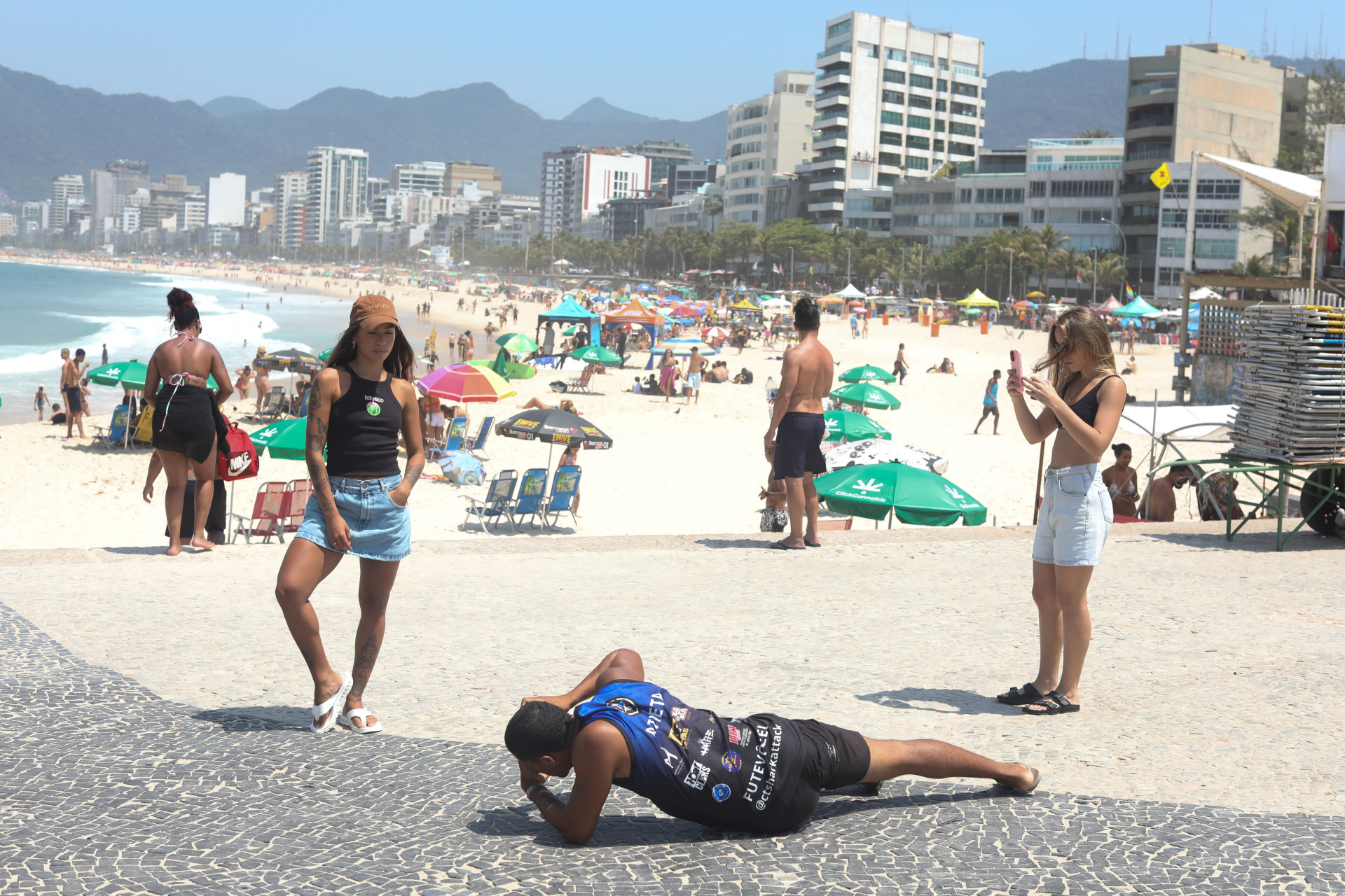 O profissional n&atilde;o mede esfor&ccedil;os para ver o melhor &acirc;ngulo - Pedro Teixeira/Ag&ecirc;ncia O Dia