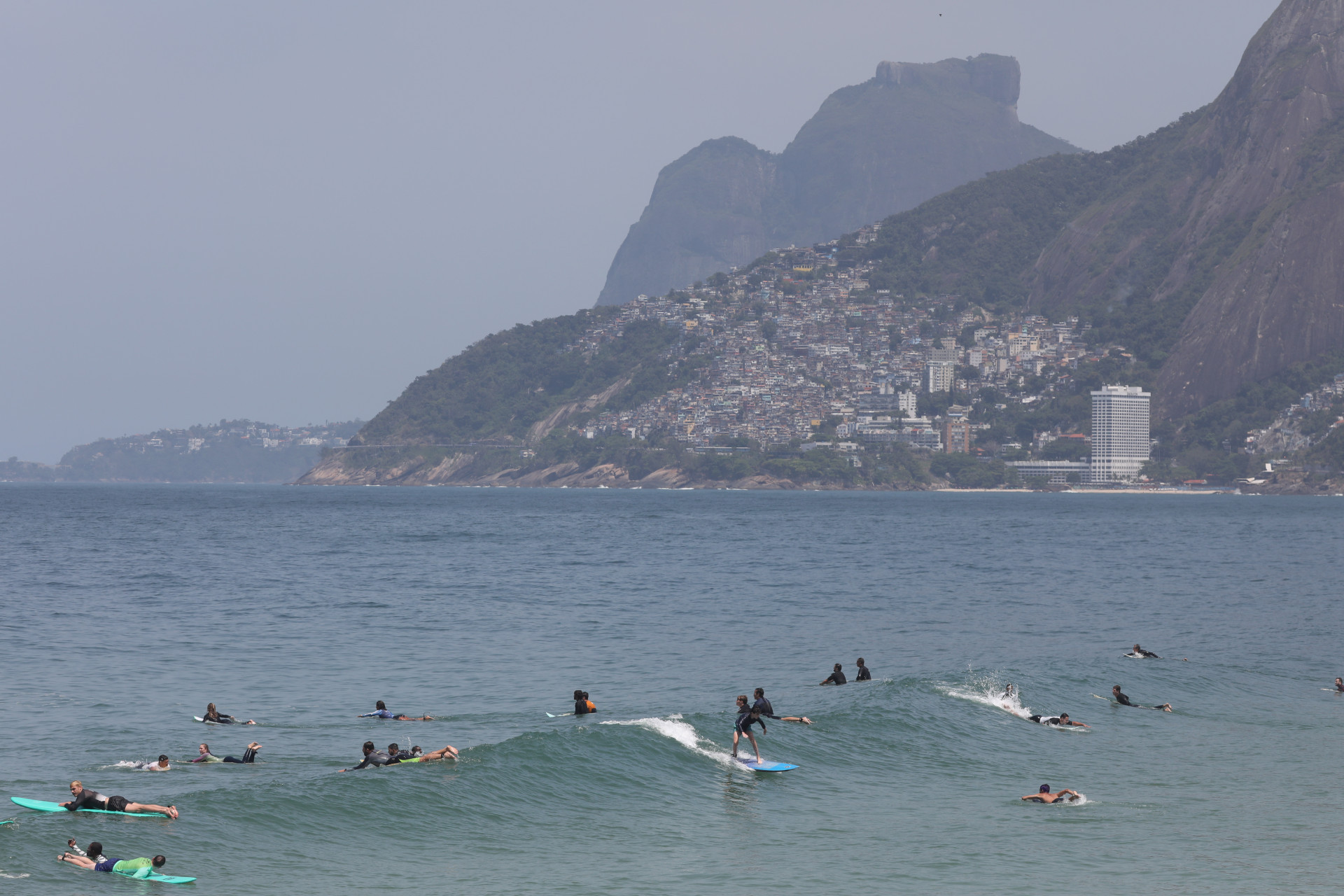 Com a mar&eacute; e o tempo bom os surfistas aproveitaram - Pedro Teixeira/Ag&ecirc;ncia O Dia