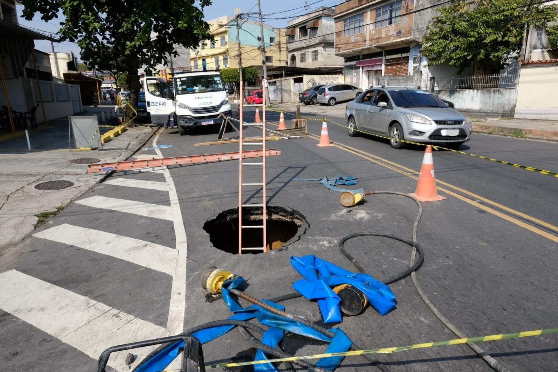 Um vazamento em tubulação de grande porte é a provável causa da abertura do buraco em Anchieta - Pedro Teixeira/ Agência O Dia
