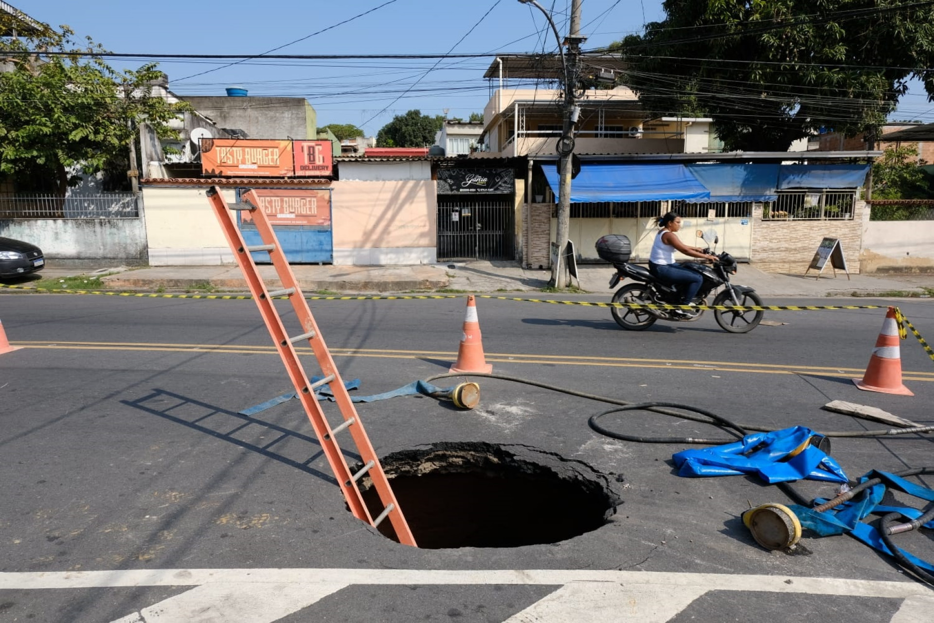 Um vazamento em tubulação de grande porte é a provável causa da abertura do buraco em Anchieta - Pedro Teixeira/ Agência O Dia