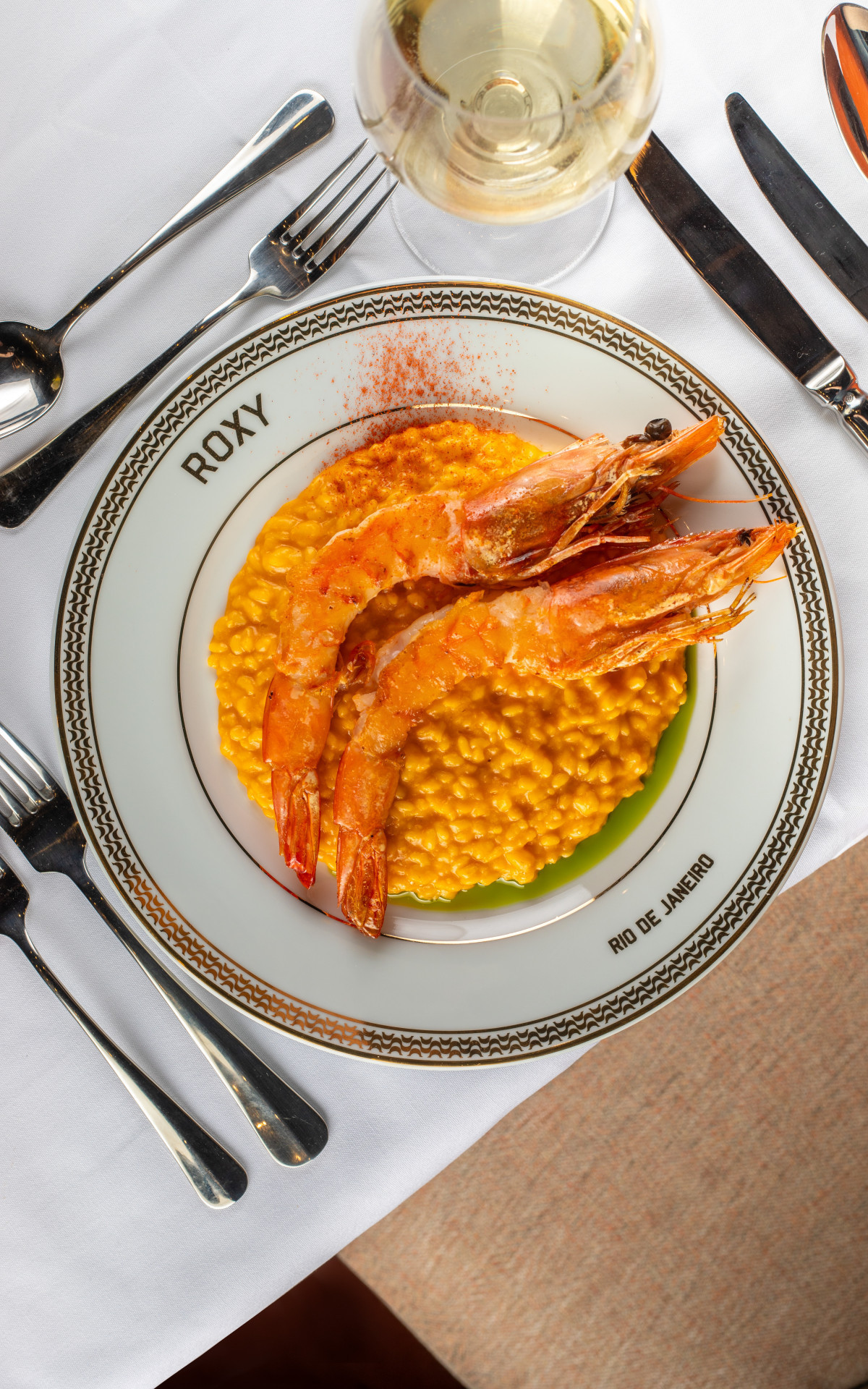 Uma das opções de jantar: Camarões grelhados com arroz de moqueca  - Tomas Rangel