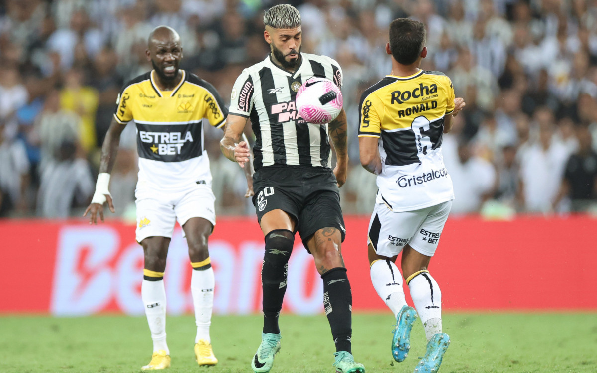 Alexander Barboza balan&ccedil;ou as redes no &uacute;ltimo lance, mas o gol foi anulado