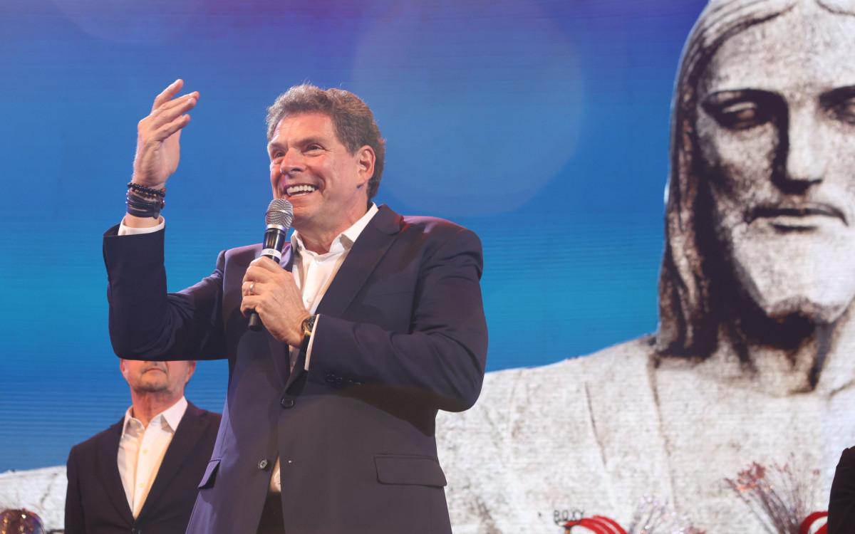 O empres&aacute;rio Alexandre Aciolly no palco do Roxy Dinner Show comemora o lan&ccedil;amento do empreendimento