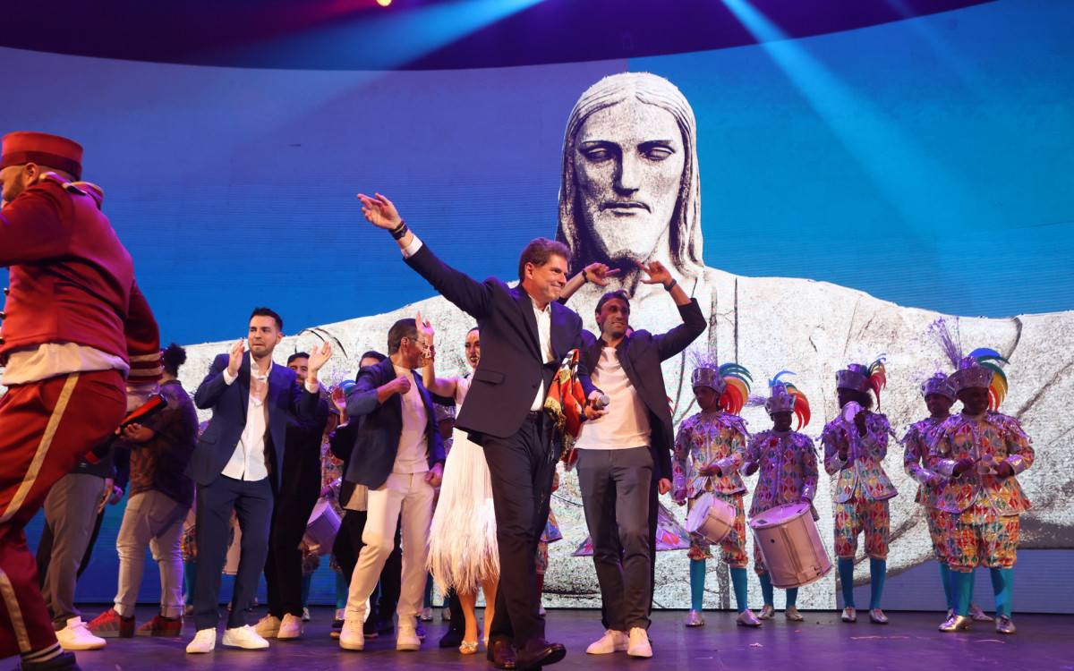 O empres&aacute;rio Alexandre Aciolly no palco do Roxy Dinner Show