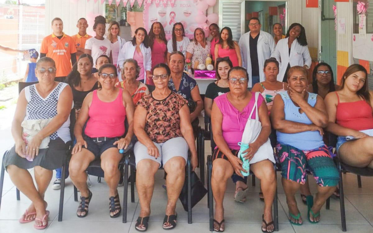 O público presente participou de uma roda de conversa interativa sobre a importância dos primeiros sinais das doenças e a necessidade do autoexame