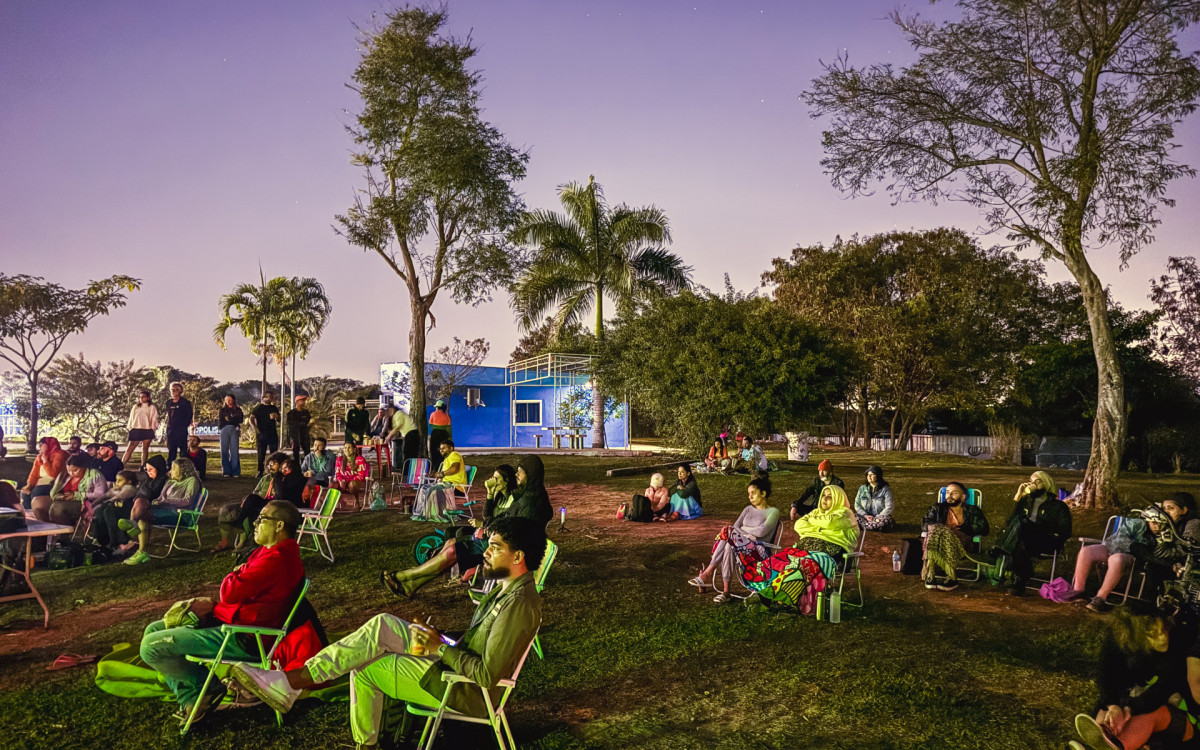 O evento convida todos para um domingo de exibições, levando cangas e cadeiras de praia. A sessão oferecerá pipoca e bebidas gratuitamente. 