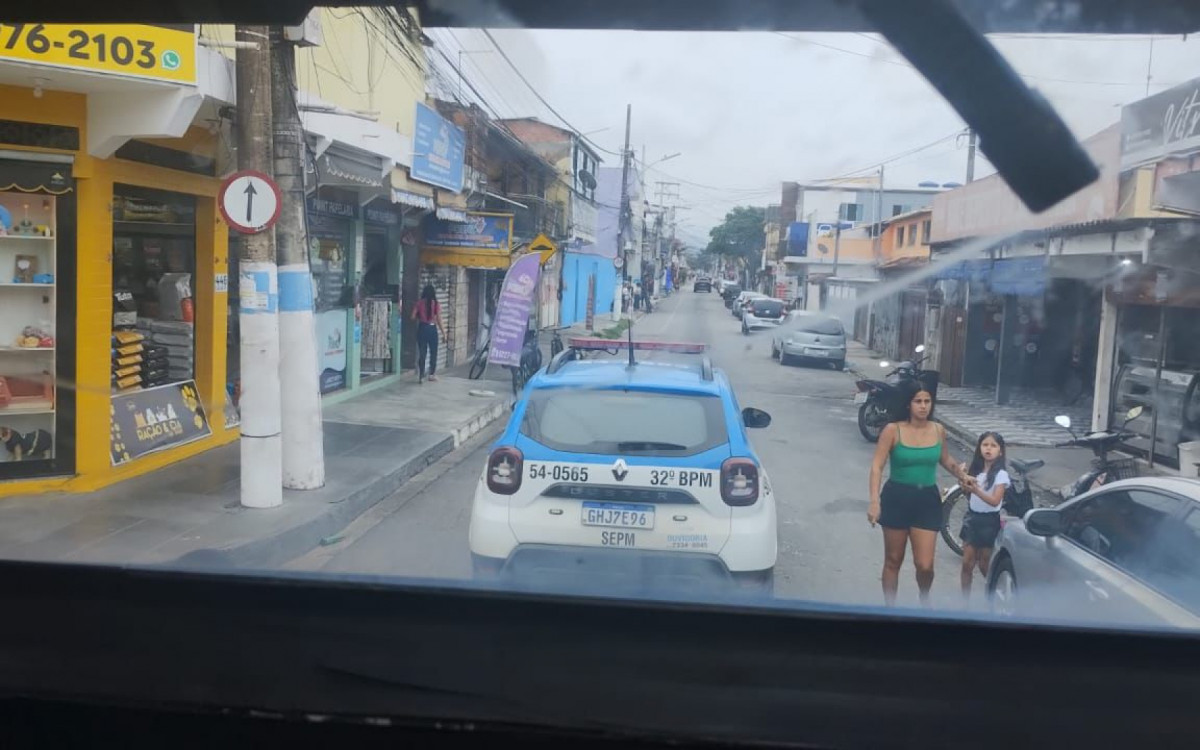 Mulheres foram presas após ameaçarem comerciantes para fechar as portas, seguindo ordens do tráfico