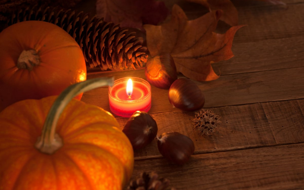 O Halloween é o perfeito para fazer simpatias e cortar energias negativas (Imagem: Candace Hartley | Shutterstock)