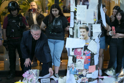 Pai de Liam Payne visita altar montado por fãs em frente ao hotel onde cantor morreu, na Argentina