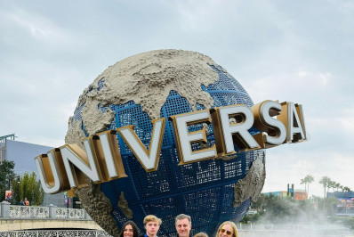 Angélica e Huck se divertem com os filhos e 'nora' em parque de Orlando