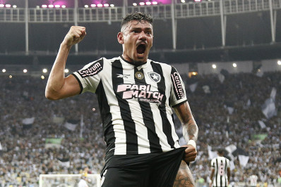 Tiquinho Soares negocia retorno ao Botafogo e aceita reduzir salário