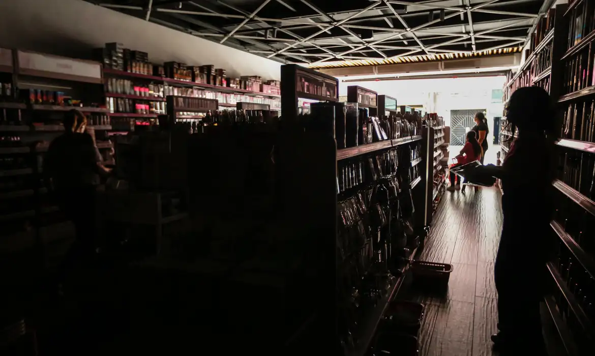 Enel informa que 111 mil clientes continuam sem luz neste sábado em sua área de concessão