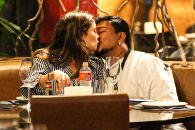 Sophie Charlotte e Xamã trocam beijos em shopping na Zona Oeste do Rio