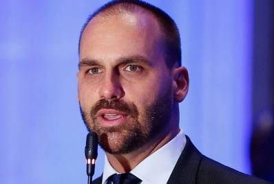 Justiça penhora R$ 88 mil de Eduardo Bolsonaro por ofensas a jornalista