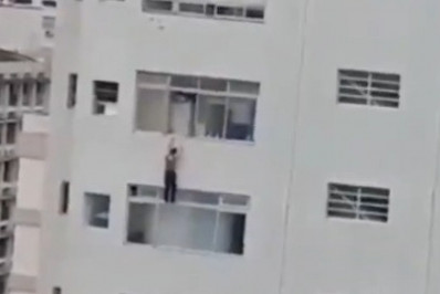 Vídeo: mulher se desequilibra e fica pendurada em janela do 15º andar de prédio