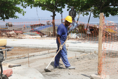 Travessia de pedestres começa a ser feita na Praia das Pedrinhas