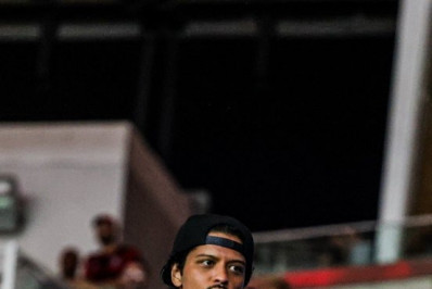 Bruno Mars assiste ao clássico entre Flamengo e Fluminense no Maracanã