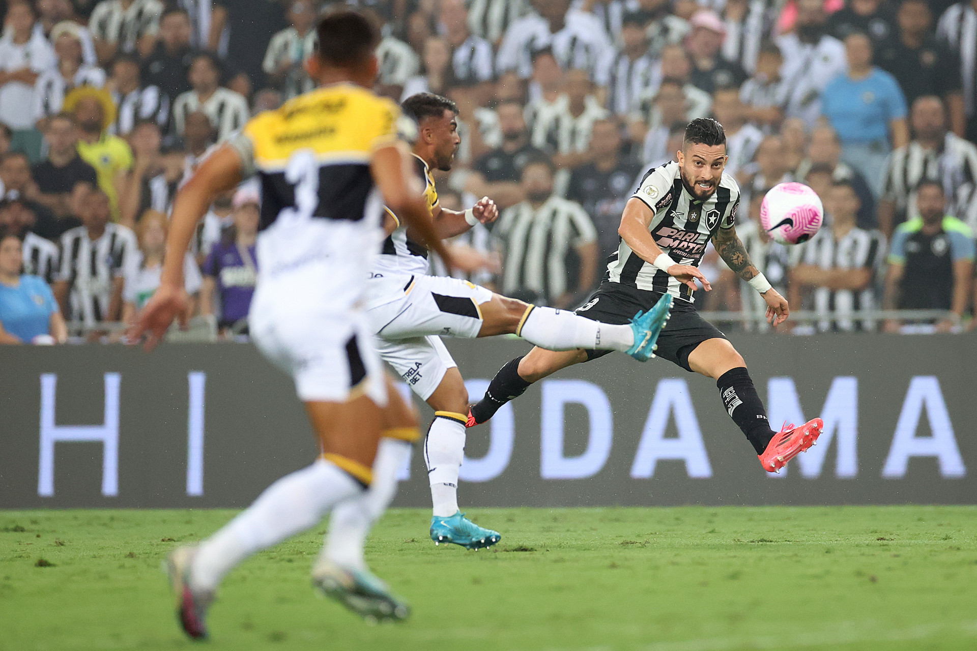 Cruzamento de Alex Telles, do Botafogo - V&iacute;tor Silva/Botafogo