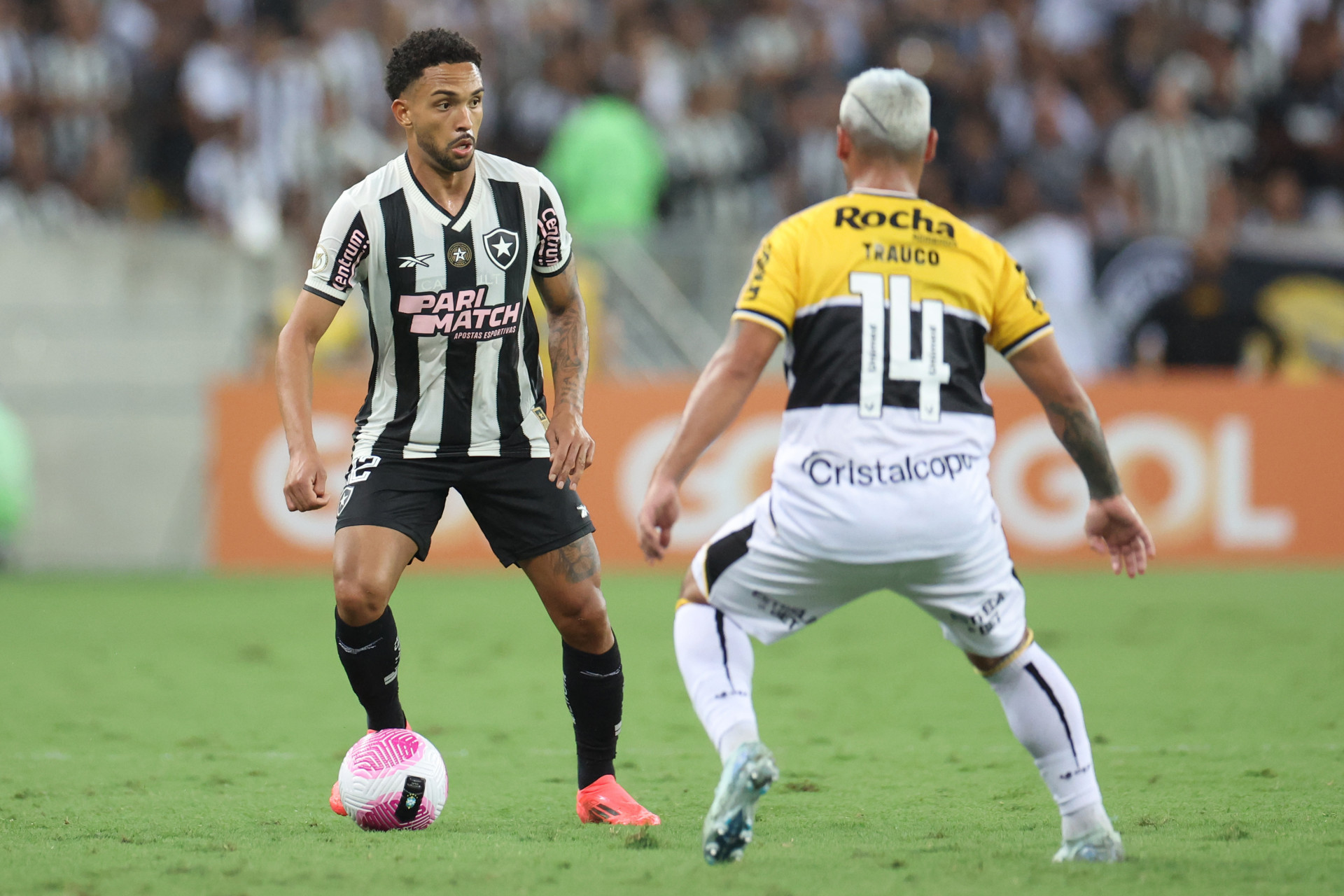 Vitinho, do Botafogo, em a&ccedil;&atilde;o contra o Crici&uacute;ma - V&iacute;tor Silva/Botafogo