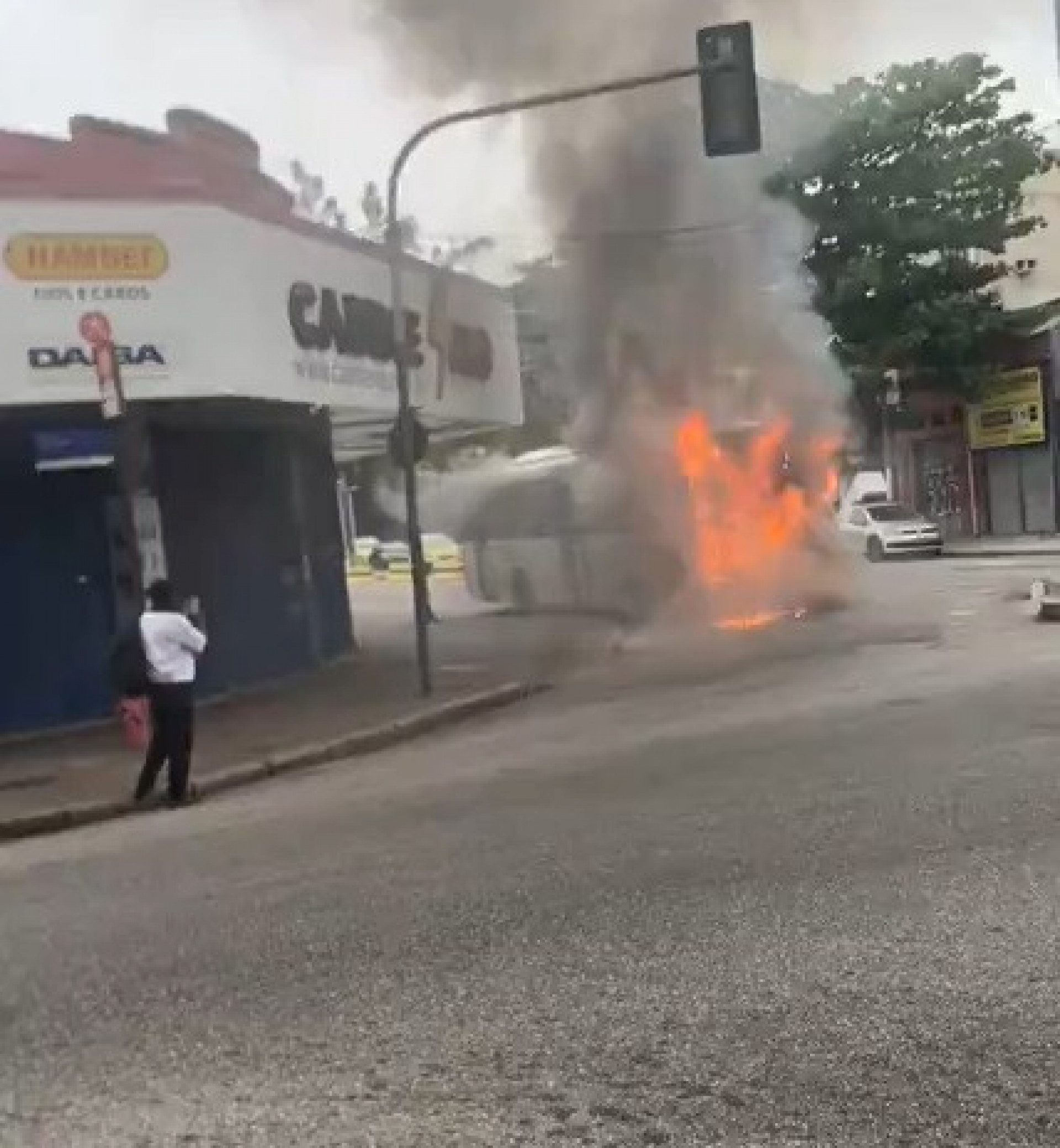 Fogo começou na parte da frente e as chamas destruíram o ônibus - Reprodução/Redes Sociais