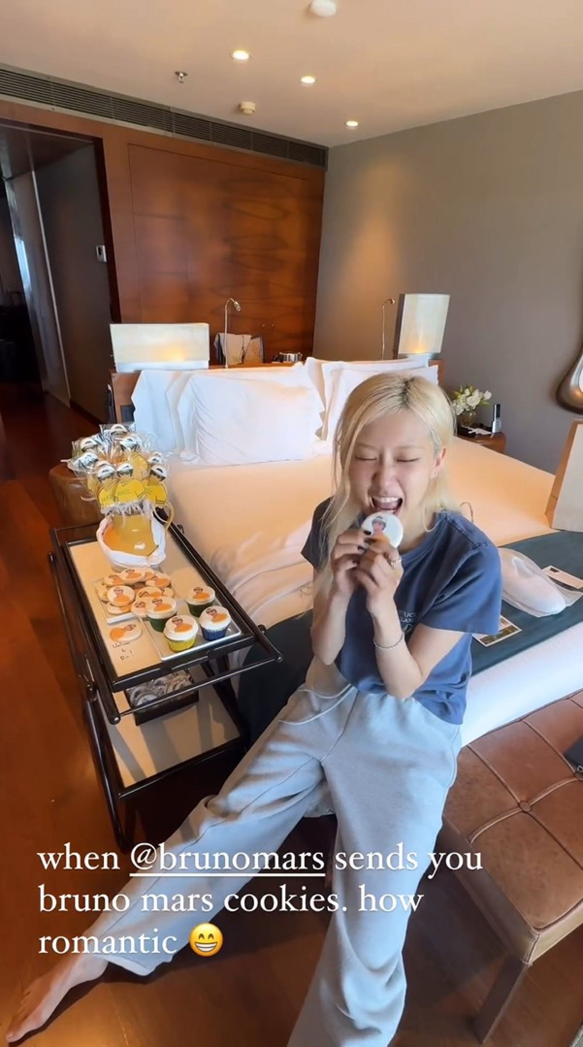 Bruno Mars presenteia Rosé com biscoitos temáticos do Brasil - Reprodução / Instagram