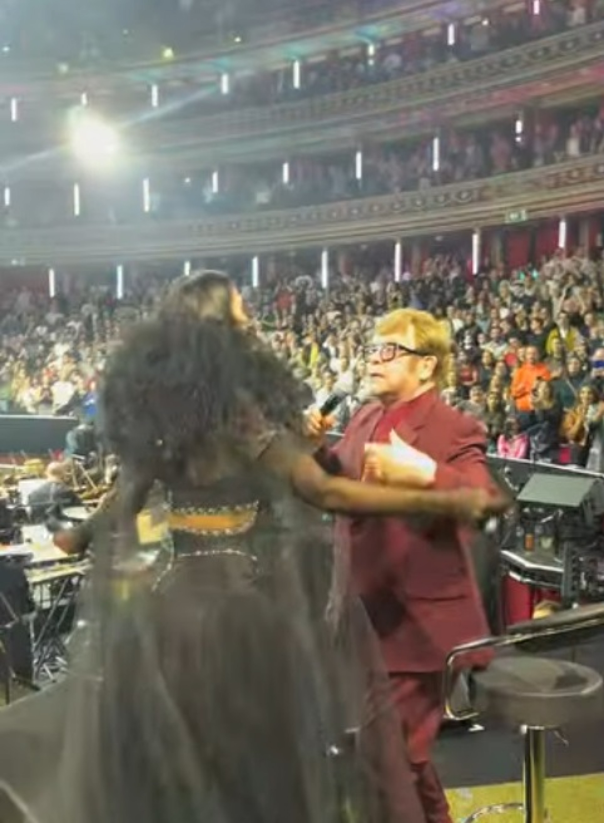 Elton John participa de show de Dua Lipa em Londres Celebridades O Dia