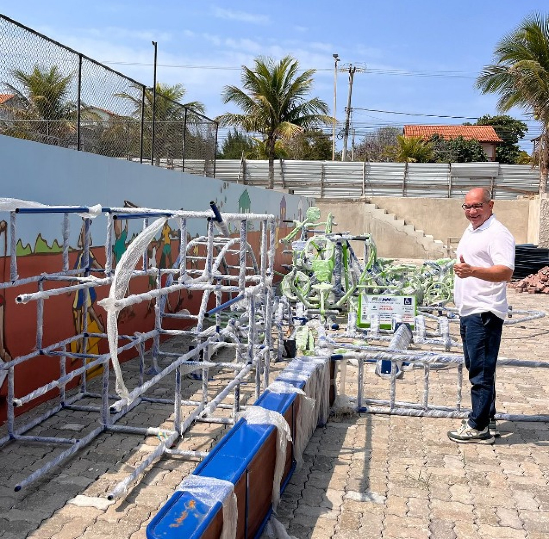 Marcelo Magno vistoria obras na Praça de Figueira  - Rede social 