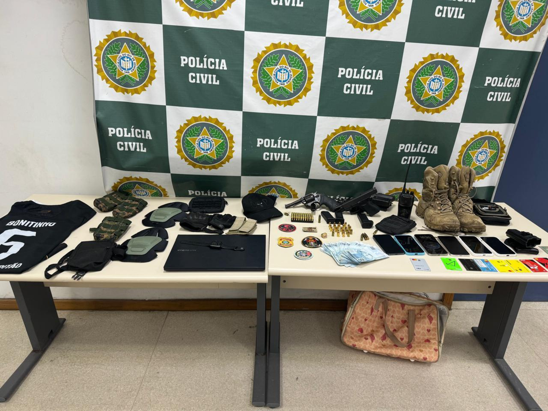 Polícia Civil apreende armas e carros clonados em casa de luxo de milicianos - Divulgação