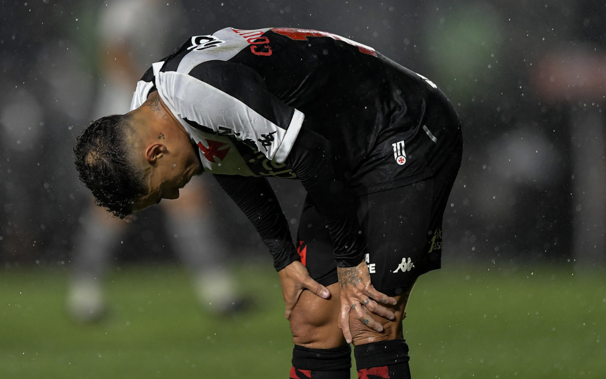 COPA DO BRASIL 2024, VASCO X ATLÉTICO-COPA DO BRASIL 2024, VASCO X ATLÉTICO-MG - Philippe Coutinho jogador do Vasco durante partida contra o Atlético-MG no estádio São Januário pelo campeonato Copa Do Brasil 2024.
 
Foto: THIAGO RIBEIRO/AGIF - AGÊNCIA DE FOTOGRAFIA/ESTADÃO CONTEÚDO