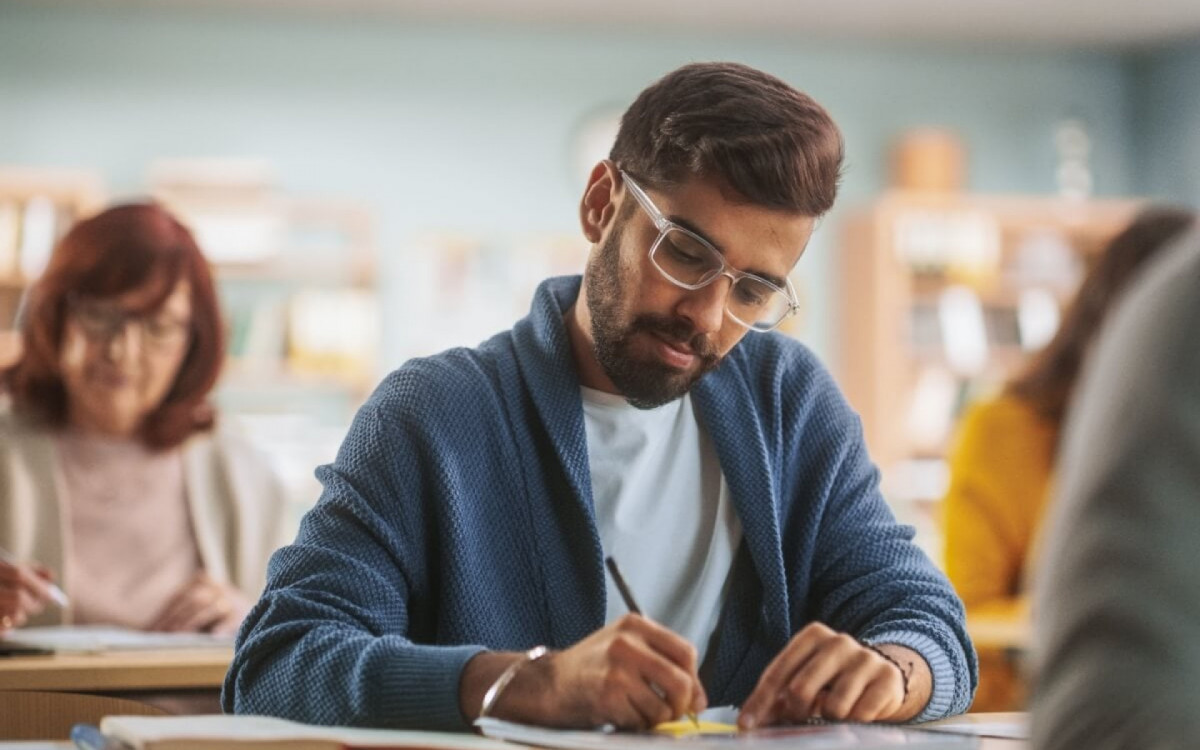 Uma preparação eficiente ajuda a evitar os erros mais comuns no Enem (Imagem: Gorodenkoff | Shutterstock)