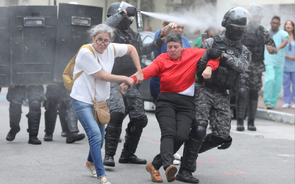 Diretora do sindicato, Cristiane Gerardo, foi detida por agentes do Choque