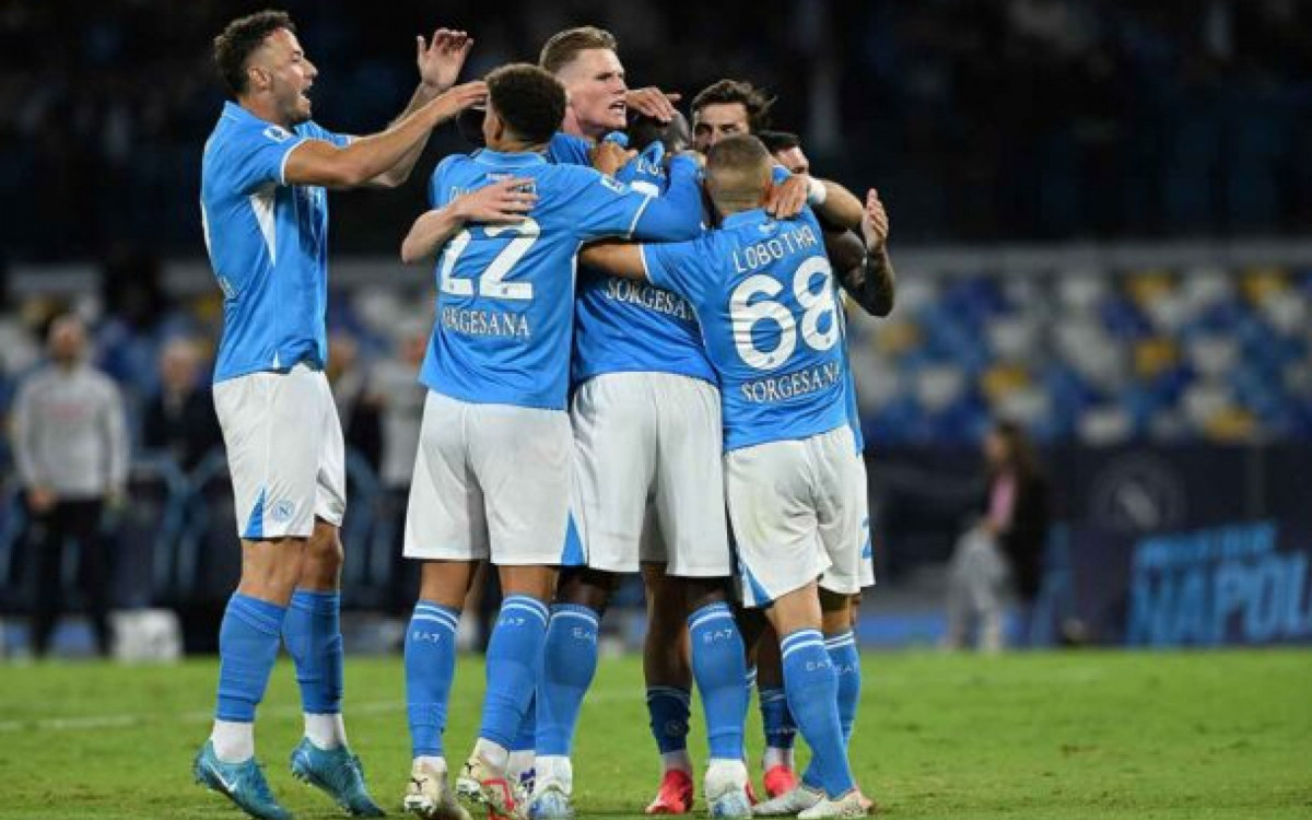 NAPLES, ITALY - OCTOBER 04: Romelu Lukaku of SSC Napoli celebrates after scoring his side second goal during the Serie A match between Napoli and Como at Stadio Diego Armando Maradona on October 04, 2024 in Naples, Italy. (Photo by Francesco Pecoraro/Getty Images)