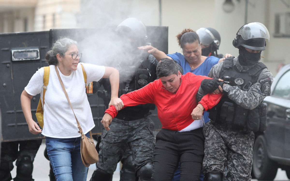 Servidores que manifestavam no Hospital de Bonsucesso são retirados a força pela tropa de Choque  - Pedro Teixeira/ Agência O Dia