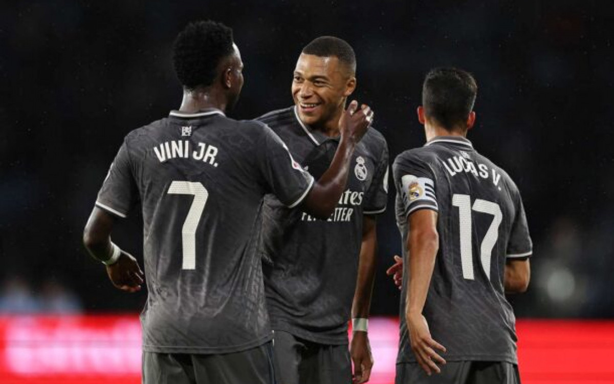 VIGO, SPAIN - OCTOBER 19: Kylian Mbappe of Real Madrid celebrates scoring his team's first goal with teammate Vinicius Junior  during the LaLiga match between RC Celta de Vigo and Real Madrid CF at Estadio de Balaidos on October 19, 2024 in Vigo, Spain. (Photo by Florencia Tan Jun/Getty Images)