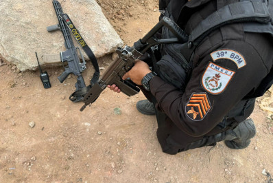 PM apreende fuzil com criminoso preso em Belford Roxo