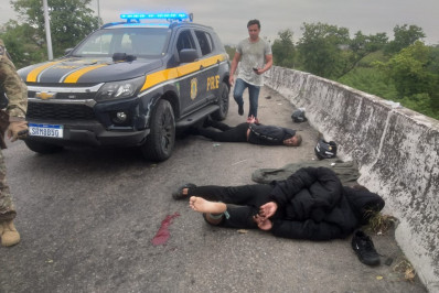 Perseguição com tiroteio na Linha Vermelha termina com dois presos e quatro feridos