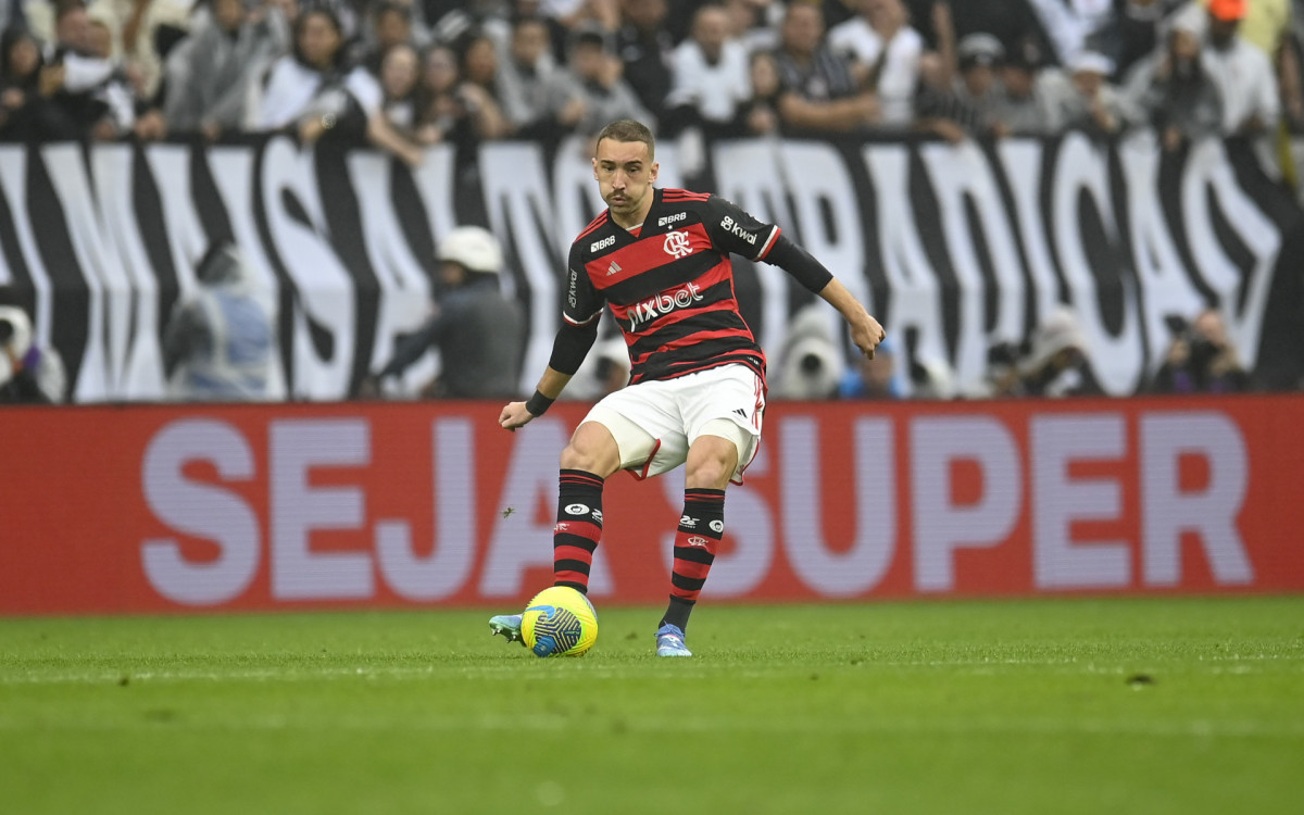 L&eacute;o Ortiz em a&ccedil;&atilde;o pelo Flamengo na semifinal da Copa do Brasil