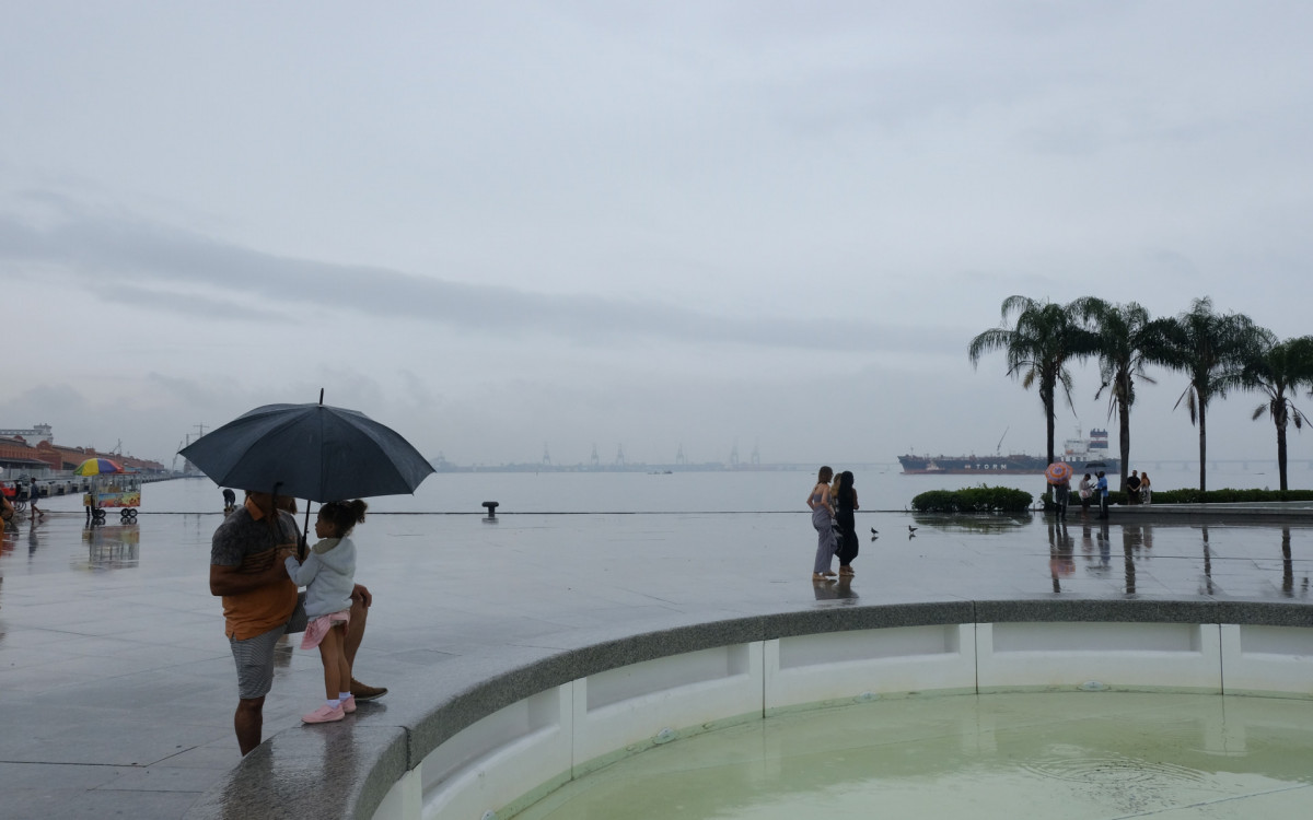 Tempo chuvoso na tarde deste domingo (20) no Boulevard Olímpico, na Praça Mauá