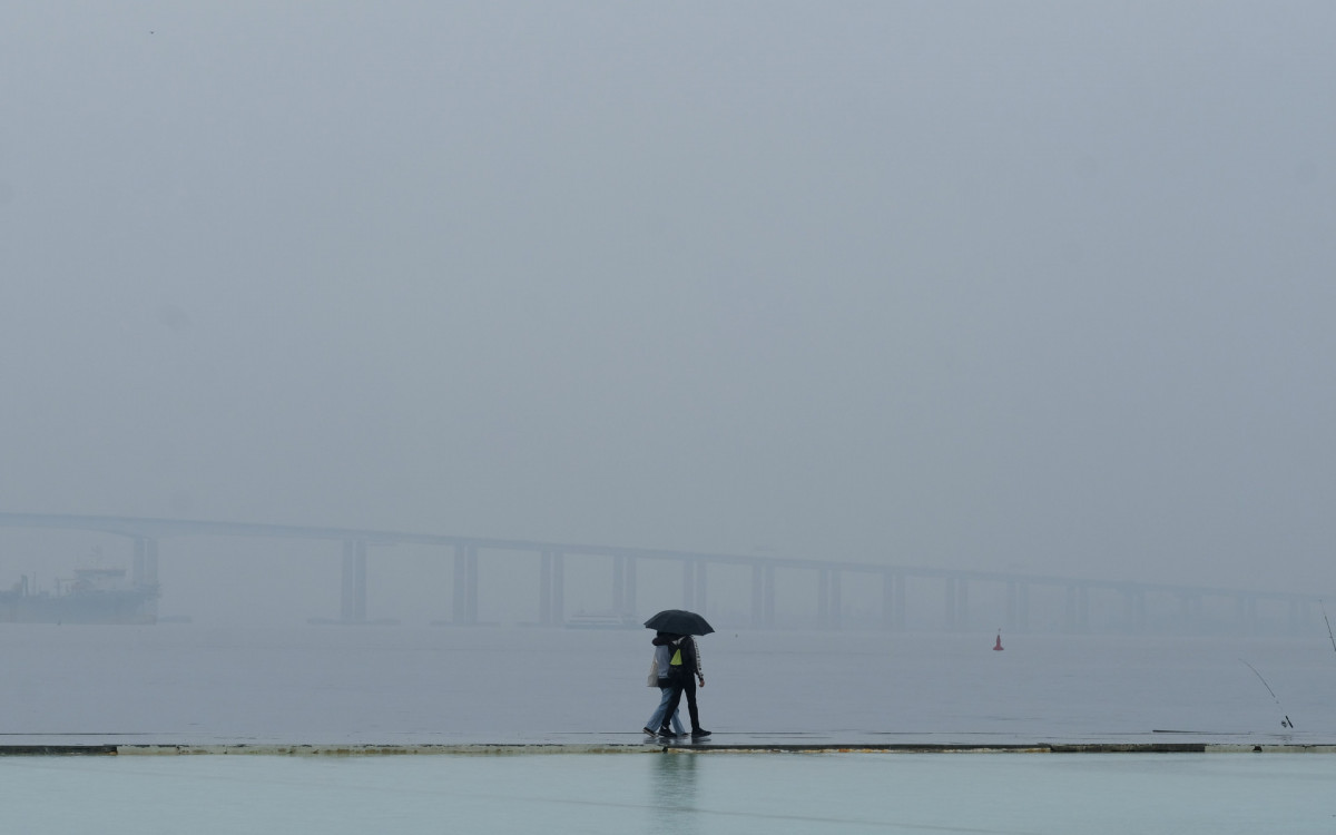 Tempo chuvoso na tarde deste domingo (20) no Boulevard Olímpico, na Praça Mauá